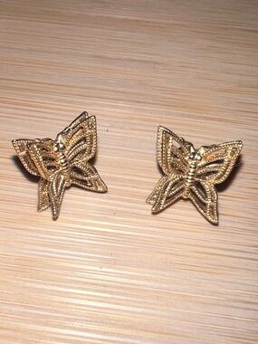 🎊JEWELRY SALE🎊1970's MONET Gold Tone Small Layered Wing Butterfly Post Earrings